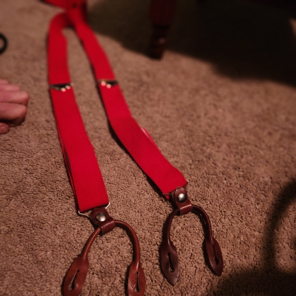 Red suspenders (BUTTON) - Picture 2 of 3